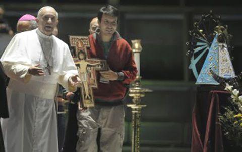 Llegan a Rojas imágenes católicas bendecidas por el Papa